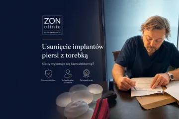 Dr Bartłomiej Zoń przy biurku z modelami implantów piersi – usunięcie implantów z torebką